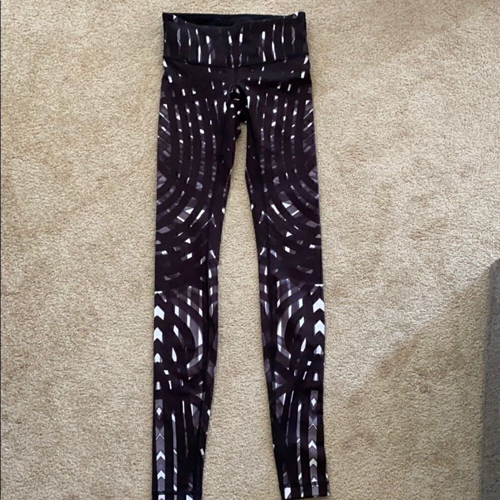 Lululemon size 2 28” black and white wunder under.